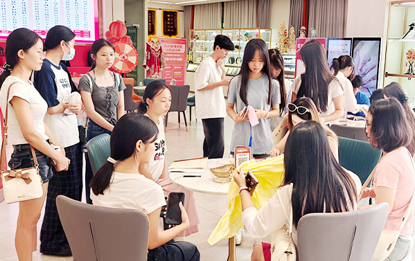 还在观望？我校秋季报名持续火爆！好专业、好就业吸引