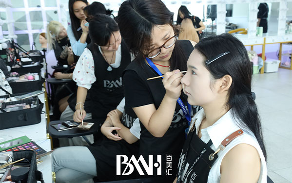 初高中生学化妆，选学校一定要看这5点
